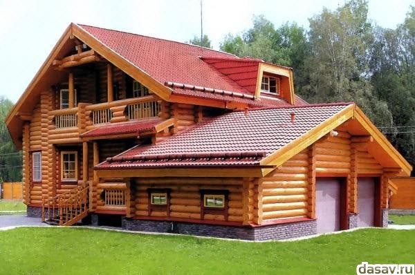 Красивый бревенчатый дом с красной крышей