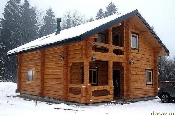 Красивый деревянный дом из лафета зимой