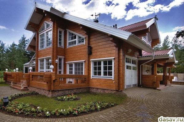 Красивый деревянный дом из лафета с лужайкой