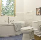 Белая плитка для ванной комнаты: фото, варианты отделки