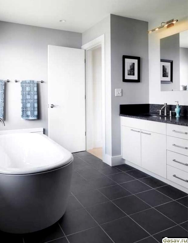 Дизайн черно-белой ванной комнаты, в результате три голубых акцента