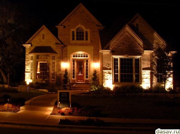 Подсветка дома, в результате делает ночью дом светлее